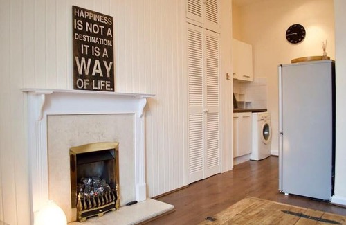 Gorgie Apartment | Bright & Cosy 1 BD Flat in Edinburgh