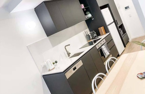 Reid Apartment | Bright & Cosy City Pad | CBD | Pool | Shopping