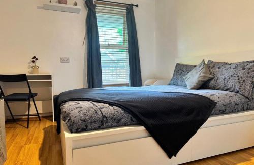 Grove Park House | Bright & Cozy Double Room with great transport links
