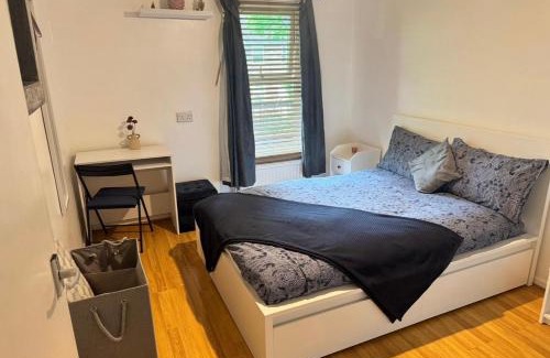 Grove Park House | Bright & Cozy Double Room with great transport links