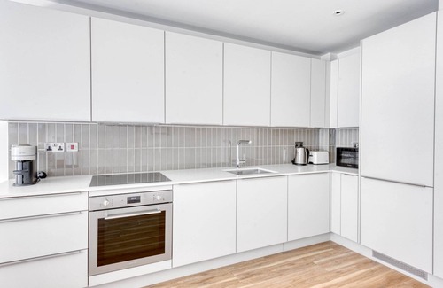 Fairfield Apartment | Bright Croydon 1BR, new build w/ 24h security, nr Tube, by Blueground