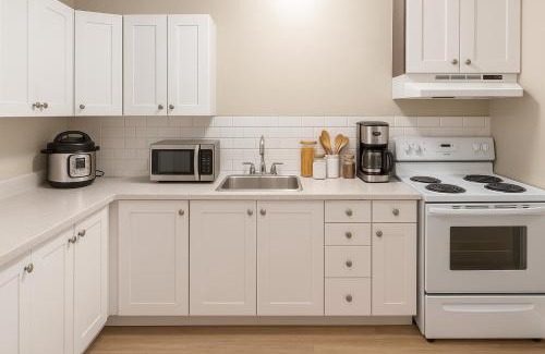 Whitehorse House | Bright Downtown Room Walk Everywhere Aurora Nearby