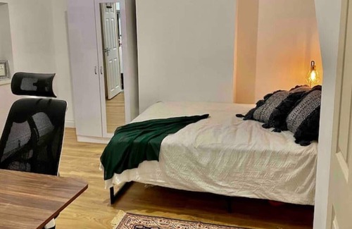 Newcastle-Under-Lyme House | Bright en-suite close to *Keele University*
