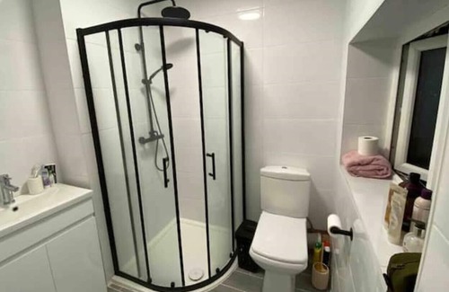 Newcastle-Under-Lyme House | Bright en-suite close to *Keele University*
