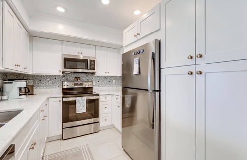 Englewood Condo | Bright Englewood Gem: Rooftop Patio, Walk to Beach