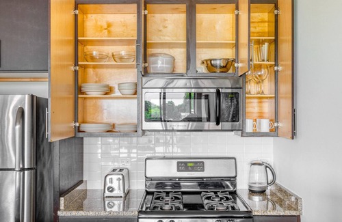 Evanston Apartment | Bright Evanston 1BR w/Pool & Gym, walk to Northwestern, by Blueground
