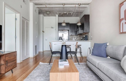 Evanston Apartment | Bright Evanston 1BR w/ Pool & Gym, walk to Northwestern, by Blueground