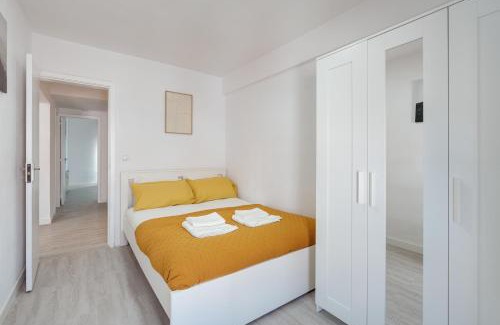 Paco De Arcos Apartment | Bright & Family Flat in Paço de Arcos by HostWise