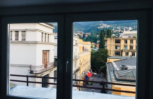 Old Town Apartment | Bright Historic Gem with Mountain Views - Steps from Major Attractions