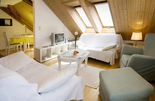 Bregenz Apartment | Bright Holiday Apartment “Ferienwohnung Bregenz 6 Top 4” in Central Location Close to Lake Constance with Wi-Fi, Terrace & Garden
