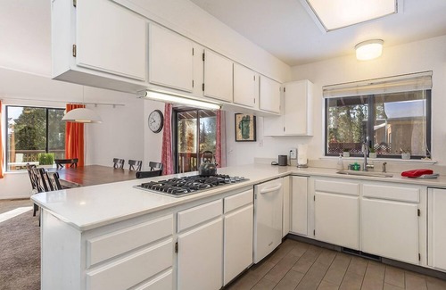 Carnelian Bay Cabin | Bright Home w/A/C, Private Hot Tub, Play Room, Sleeps 10, Close to Beaches