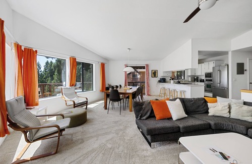 Carnelian Bay Cabin | Bright Home w/A/C, Private Hot Tub, Play Room, Sleeps 10, Close to Beaches
