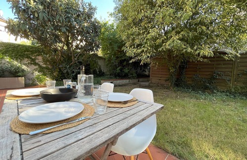 Issy-les-Moulineaux House | Bright house with garden and parking near Paris