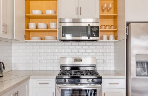 Koreatown Apartment | Bright Koreatown 1BR w/Gym & W/D, walk to Wilshire Blvd, by Blueground