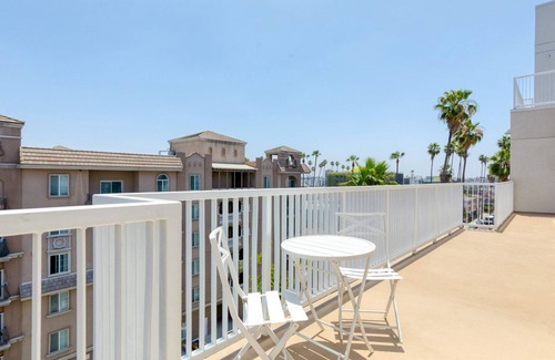 Koreatown Apartment | Bright Koreatown 1BR w/Gym & W/D, walk to Wilshire Blvd, by Blueground