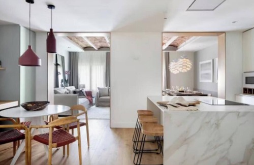 L'Antiga Esquerra de l'Eixample Apartment | Bright Living Spaces with Catalan Charm
