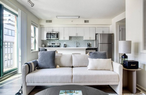 Logan Circle Apartment | Bright Logan Circle 1BR w/Gym, W/D & Pool, walk to bars, by Blueground