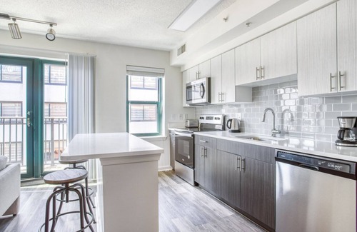 Logan Circle Apartment | Bright Logan Circle 1BR w/Gym, W/D & Pool, walk to bars, by Blueground