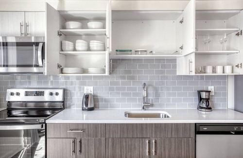 Logan Circle Apartment | Bright Logan Circle 1BR w/Gym, W/D & Pool, walk to bars, by Blueground