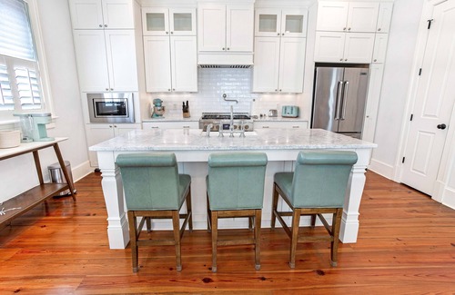 Savannah Victorian District House | Bright, Luxurious Executive Rental Near Forsyth w/Parking by Lucky Savannah