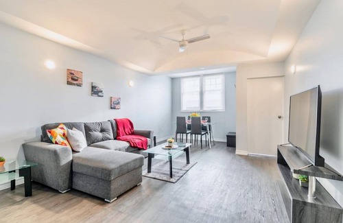 Kirkendall North Apartment | Bright & Modern 2BR Apt with Netflix, mins from Trails, Parks & Waterfalls!