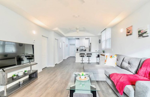 Kirkendall North Apartment | Bright & Modern 2BR Apt with Netflix, mins from Trails, Parks & Waterfalls!