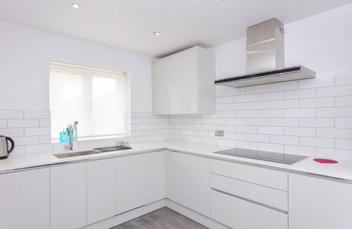 Stratford and New Town Apartment | Bright + modern 3 bed house in Stratford + garden!