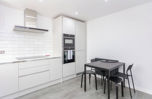Stratford and New Town Apartment | Bright + modern 3 bed house in Stratford + garden!