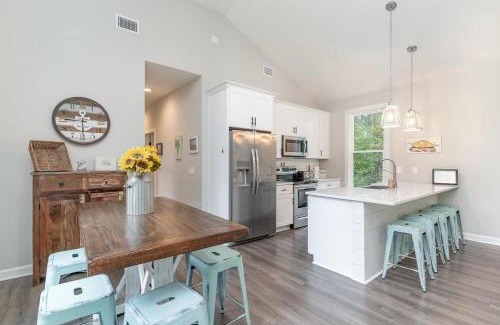 Litchfield by the Sea House | Bright Modern 4 Bdrm House Near Beach Pet Friendly