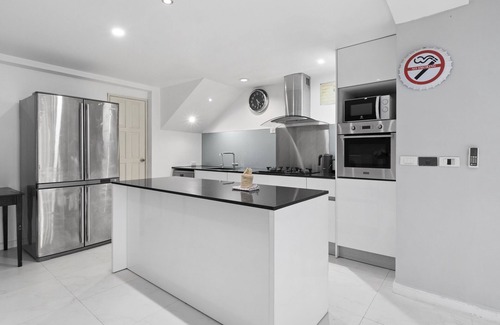 Kathu House | Bright, modern 4 bed golf villa, sleeps 12. Private pool. 10 min to Patong beach