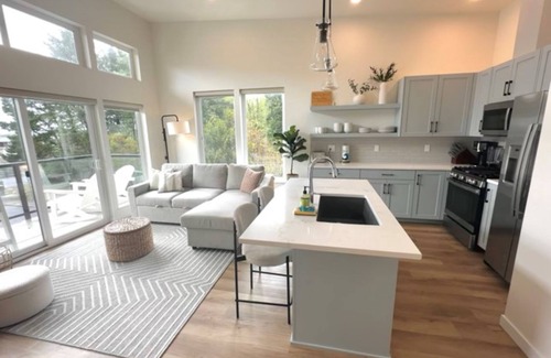 Lincoln City Condo | Bright, modern condo with balcony and WiFi, walking distance to ocean and town
