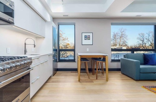 Berkeley Hotel | Bright & Modern Flat Steps from Tennyson Street