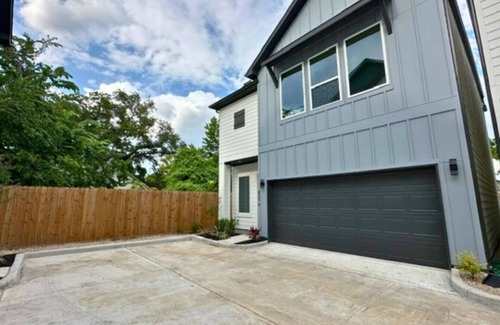 Northside House | Bright & Modern Houston Getaway | Gated Community Close to Everything