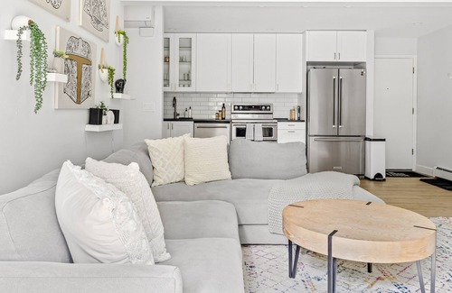 Parkside Condo | Bright + Modern | King Suite | Creekside Trail