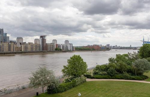Surrey Docks Apartment | Bright Modern One-Bed with Stunning View of Thames