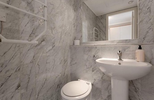 Surrey Docks Apartment | Bright, Modern One-bed With Stunning View of Thames