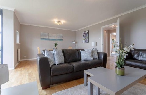 Surrey Docks Apartment | Bright, Modern One-bed With Stunning View of Thames