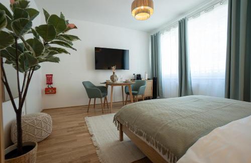 Weißgerber Apartment | Bright & Modern Studio in Center with a Queen Bed