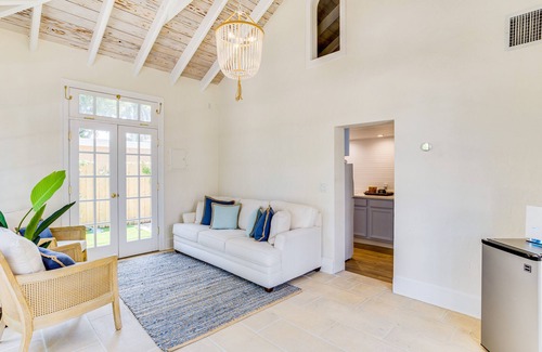 Southside Cottage | Bright & Modern West Palm Beach Cottage w/Loft