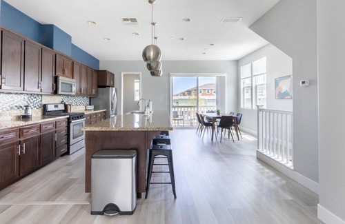Newark House | Bright Newark 4BR w/Balcony, nr Dining & Trampoline Park, by Blueground