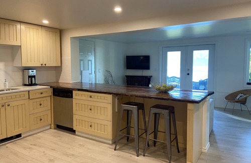 Sooke House | Bright oceanfront retreat - 3 bedroom 2 bath groundfloor suite hot tub