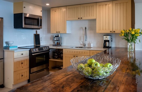 Sooke House | Bright oceanfront retreat - 3 bedroom 2 bath groundfloor suite hot tub
