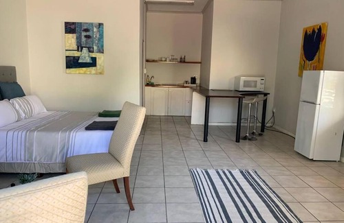 Franschhoek Apartment | Bright open-plan apartment close to wine tram