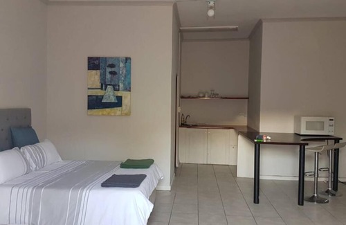 Franschhoek Apartment | Bright open-plan apartment close to wine tram