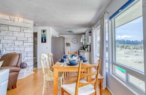 Bayshore House | Bright, Open, Updated Single-Level Oceanfront Home Right on Beach with Game Room