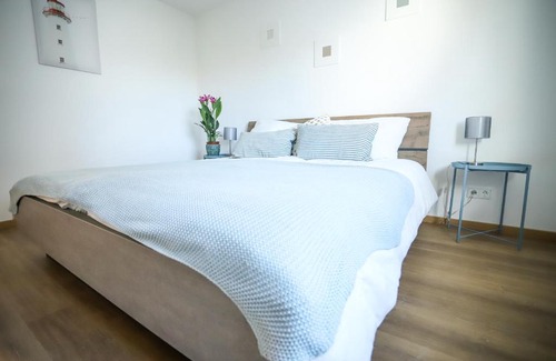 Lechhausen-Ost Apartment | BRIGHT - Perfect For 4 - Kitchen - Parking - Netflix