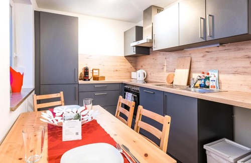 Lechhausen-Ost Apartment | BRIGHT - Perfect For 4 - Kitchen - Parking - Netflix