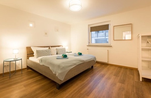 Lechhausen-Ost Apartment | BRIGHT - Perfect For 4 - Kitchen - Parking - Netflix