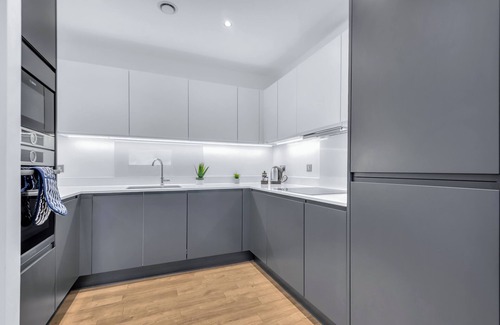 Stratford Apartment | Bright, Pet-Friendly Hackney Wick Flat with Canal Views & Top Amenities