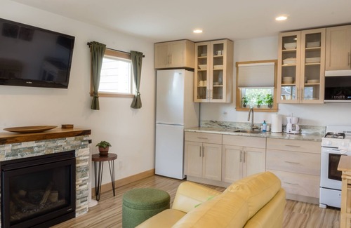 Anacortes Apartment | Bright & private studio guesthouse with full kitchen and fireplace